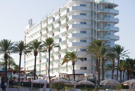 Muere una mujer británica tras caer desde el segundo piso de un hotel en Ibiza