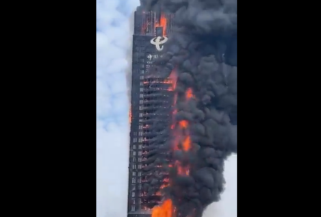 Un espectacular incendio arrasa un rascacielos de 200 metros en el sur de China