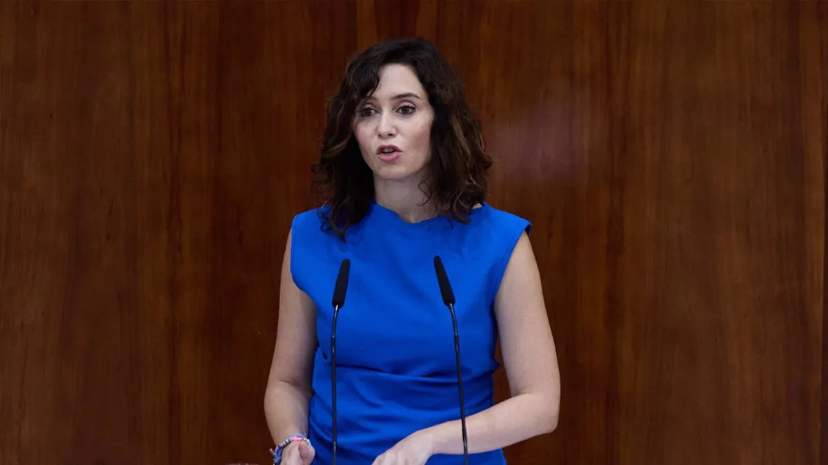 Ayuso desacredita la campaña de Igualdad y asemeja al «autoritario» Sánchez con el «hombre blandengue»