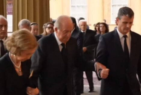Juan Carlos I y Doña Sofía llegan juntos al Palacio de Buckingham para el funeral de Isabel II