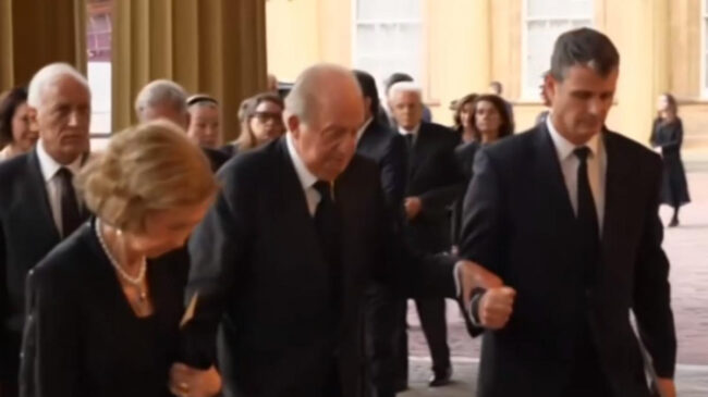 Juan Carlos I y Doña Sofía llegan juntos al Palacio de Buckingham para el funeral de Isabel II