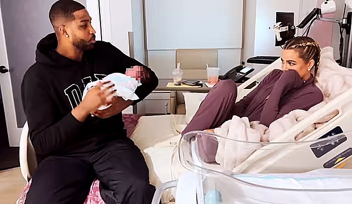 Khloé Kardashian con su bebé y su ex en el hospital