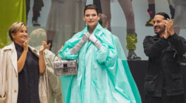 Linda Evangelista vuelve a la pasarela tras quedar «desfigurada» (con Fendi y muy tapada)