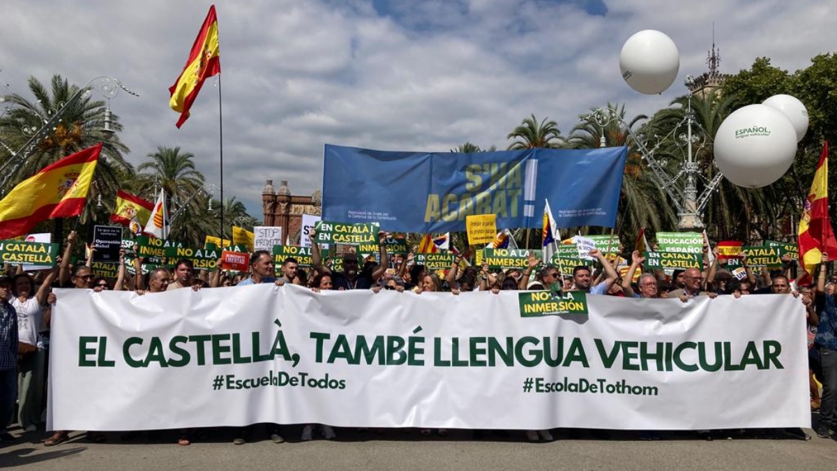 Miles de personas reivindican en Barcelona el derecho a poder estudiar en castellano