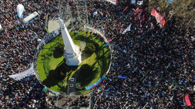 El peronismo se moviliza en las calles tras el supuesto atentado contra Cristina Fernández: culpan a la oposición y a los medios
