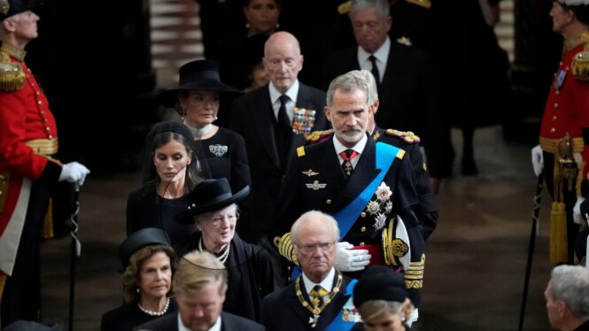 La reina de Dinamarca da positivo en covid dos días después de acudir al funeral de Isabel II
