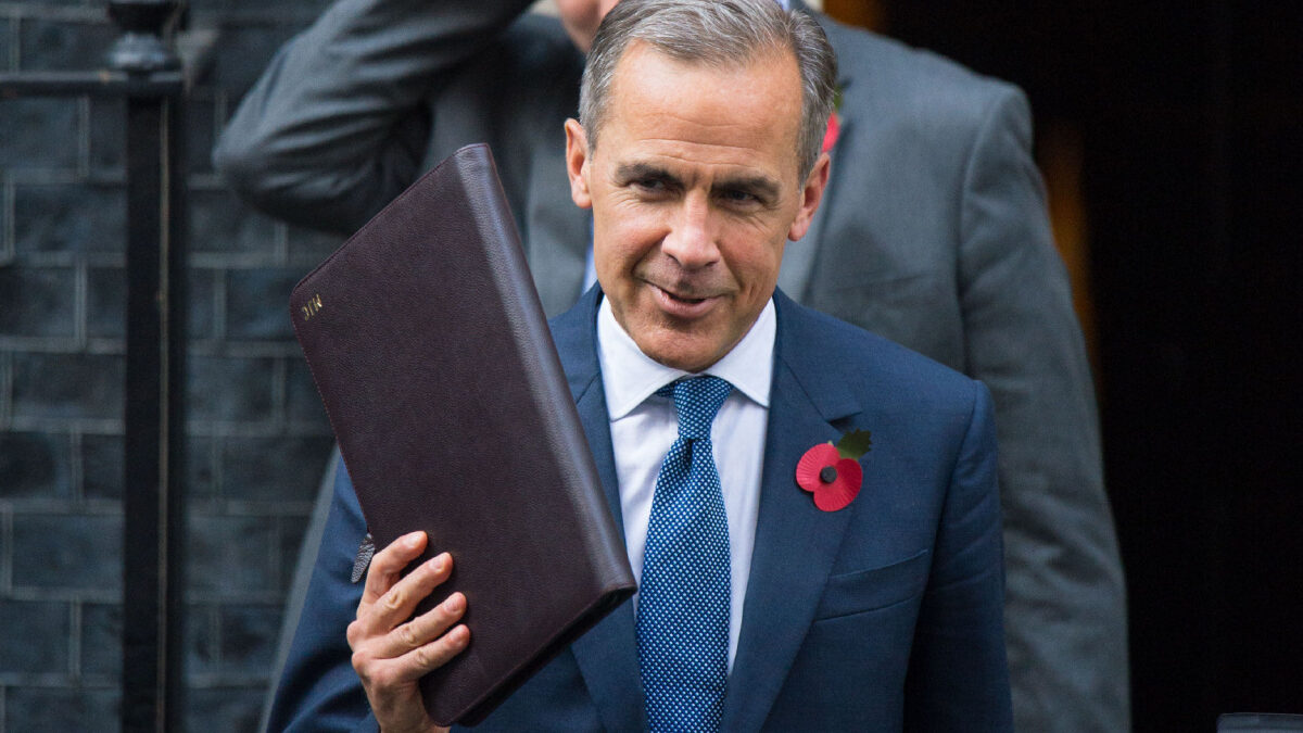 El Gobierno británico ha «socavado» las instituciones con el anuncio del plan fiscal, asegura el exgobernador del Banco de Inglaterra
