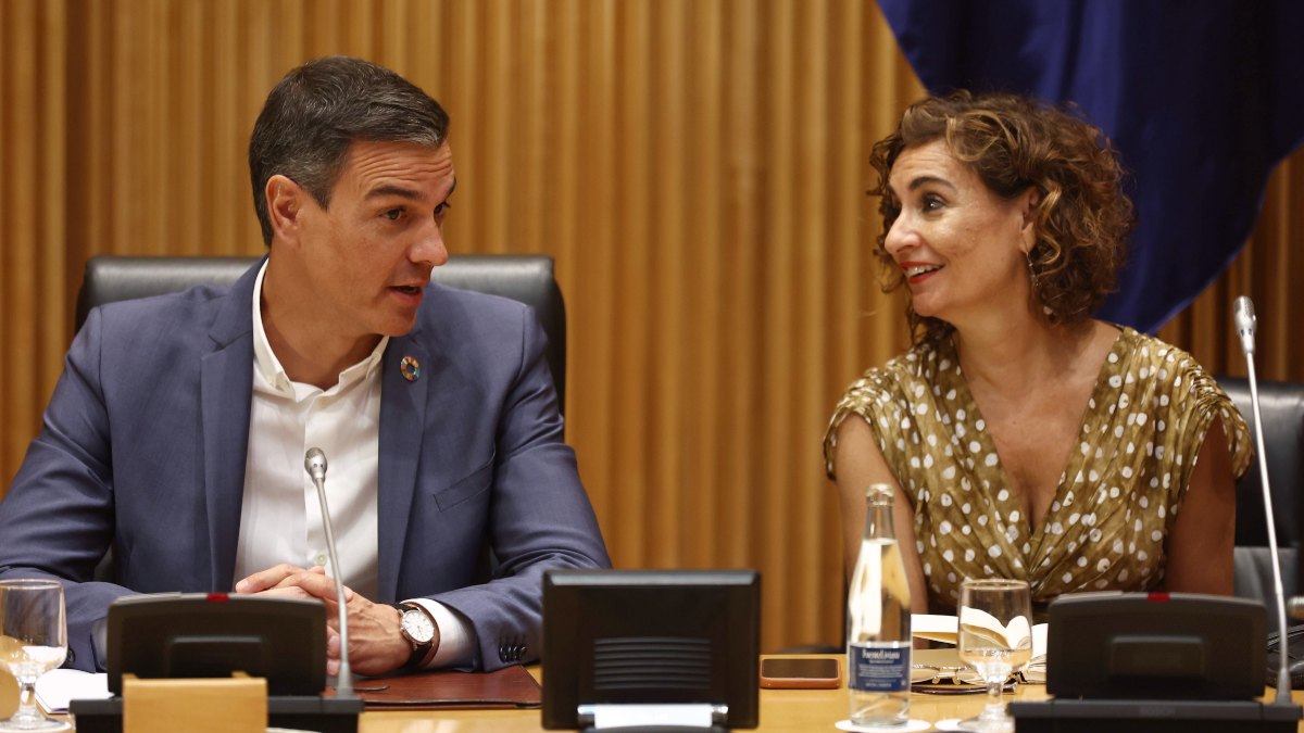 El Gobierno rectifica y modificará el impuestazo a las eléctricas para cumplir con la UE