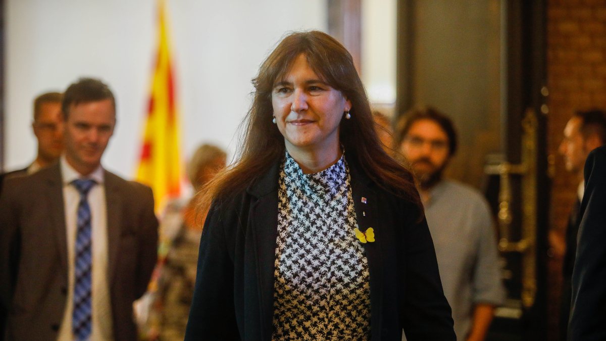 El Parlament mantiene contratados a los asesores de Borràs a pesar de su suspensión