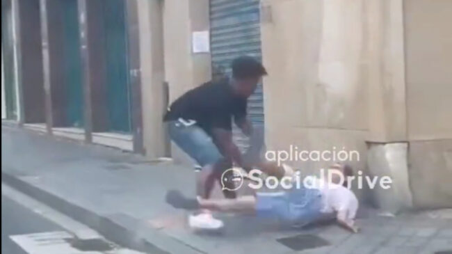 (VÍDEO) Apuñalamiento en Reus (Tarragona) para robar un móvil a plena luz del día