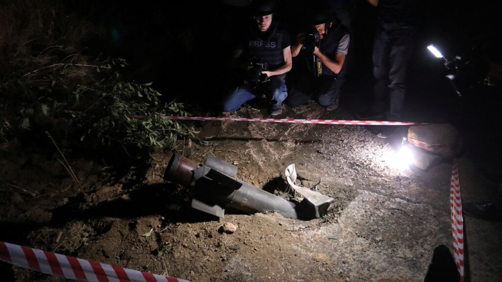 Periodistas graban los restos de un proyectil de tras los enfrentamientos fronterizos con Azerbaiyán, en la ciudad de Jermuk, Armenia. 