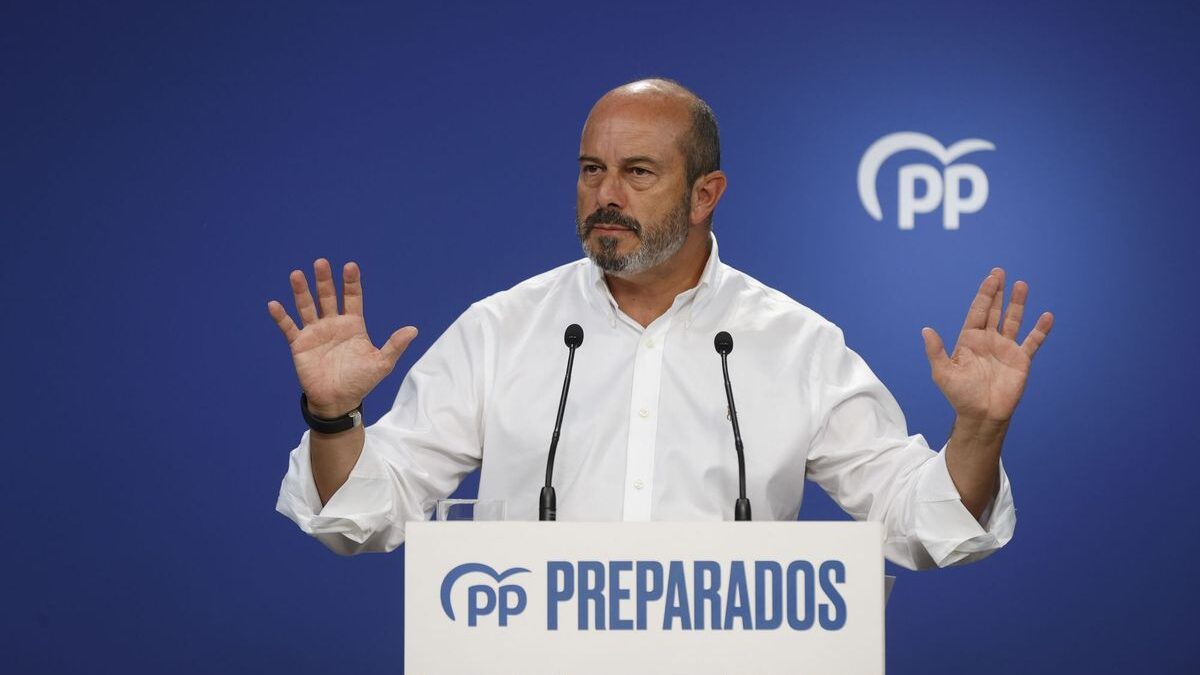 El PP pide al Gobierno que agrupe «cinco o seis ministerios» para ahorrar