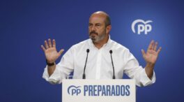 El PP pide al Gobierno que agrupe "cinco o seis ministerios" para ahorrar