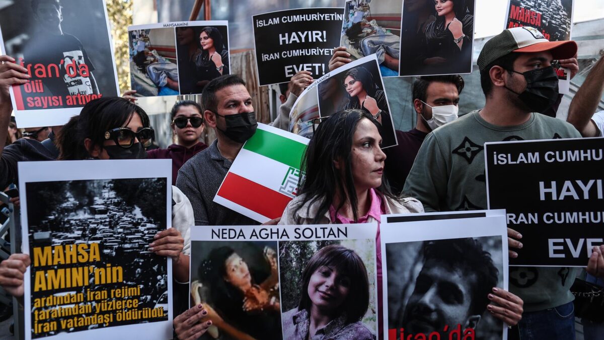 «Confesiones bajo amenaza y tortura»: denuncian manipulación de las autoridades iraníes mientras los fallecidos en las protestas se acercan a la centena