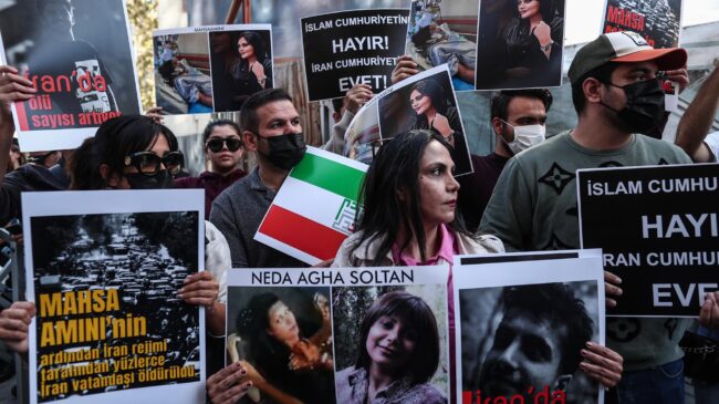 "Confesiones bajo amenaza y tortura": denuncian manipulación de las autoridades iraníes mientras los fallecidos en las protestas se acercan a la centena