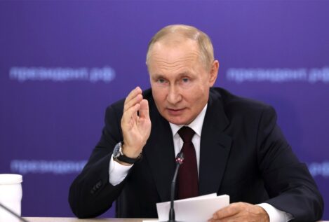 Putin exige a la industria armamentística un aumento de la producción