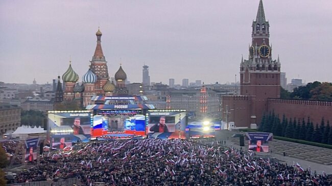 (VÍDEO) Miles de rusos celebran la anexión en la plaza Roja con la presencia de Putin: "La victoria será nuestra"