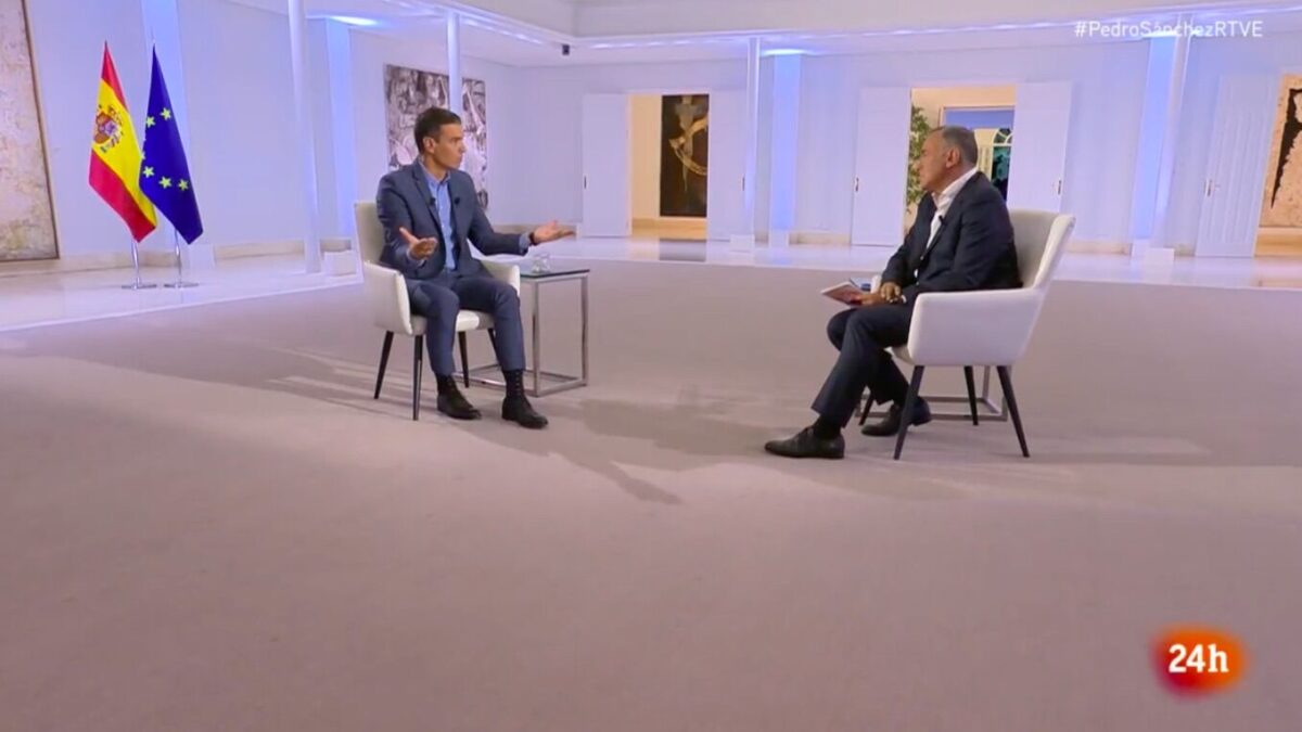 (VÍDEO) El momento más comentado de la entrevista de Sánchez en TVE: el micro aún seguía abierto