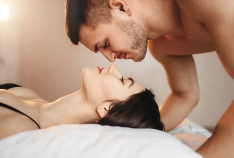Seis trucos de experto para excitar a una mujer usando únicamente tus dedos y manos