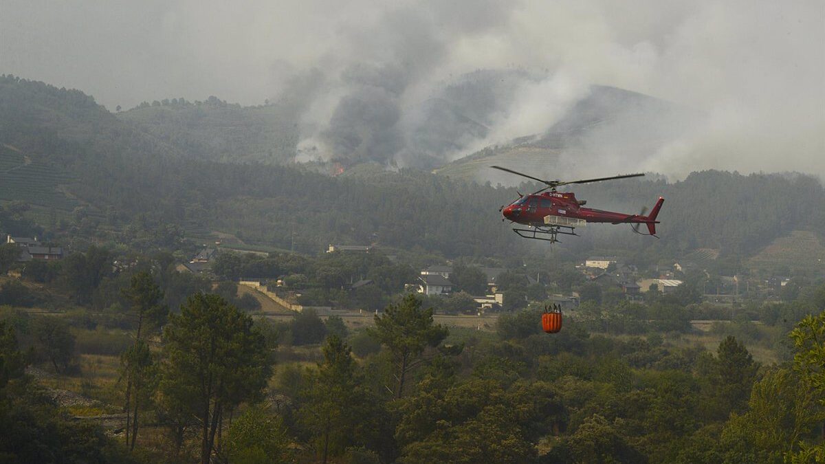 (VÍDEO) La aparatosa caída de un helicóptero que combatía un incendio en Portugal deja un herido grave