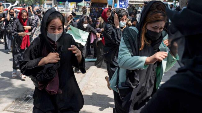 Los talibanes disuelven una manifestación en apoyo a las mujeres de Irán