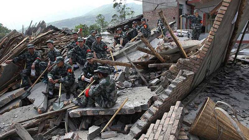 (VÍDEO) Ascienden a 65 los muertos por el terremoto registrado en China mientras siguen las tareas de rescate