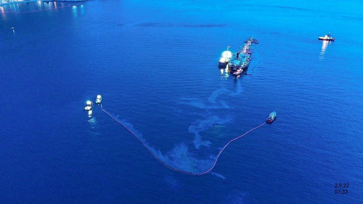 Los agentes logran el vaciado de los tanques de combustible del buque varado frente a Gibraltar