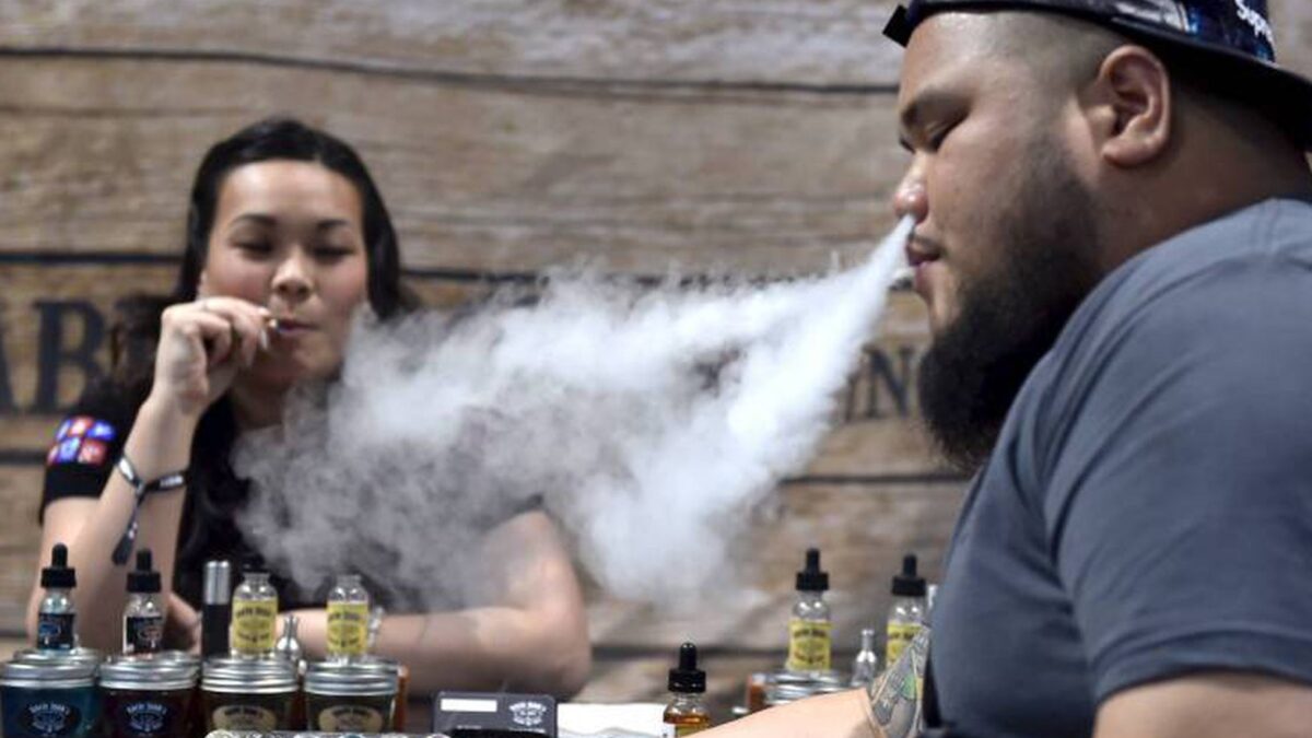China prohíbe los cigarrillos electrónicos de sabores diferentes al del tabaco a partir de octubre