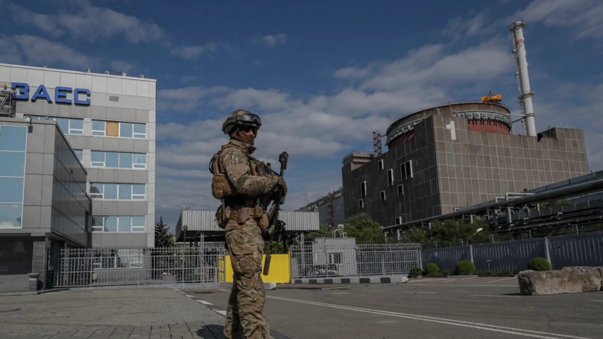 La misión del OIEA llega a la central nuclear de Zaporiyia horas después de apagarse uno de sus reactores tras los bombardeos