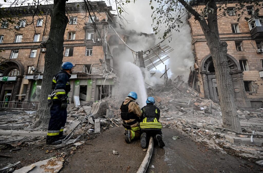 Noche de horror en Zaporiyia: una veintena de muertos tras un nuevo bombardeo