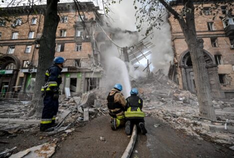 Noche de horror en Zaporiyia: una veintena de muertos tras un nuevo bombardeo