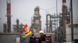 Francia se asoma al abismo de una huelga general tras el parón de sus refinerías