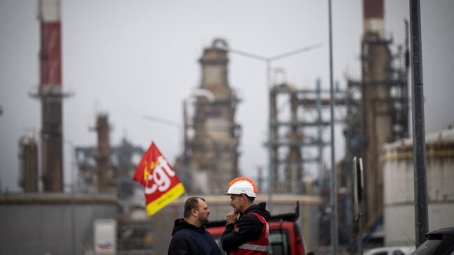 Francia se asoma al abismo de una huelga general tras el parón de sus refinerías