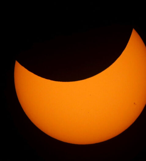 El último eclipse solar de 2022, en imágenes