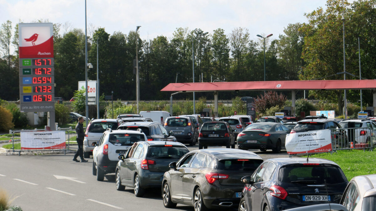 Francia reclutará personal para poner fin al caos provocado por la huelga en las gasolineras