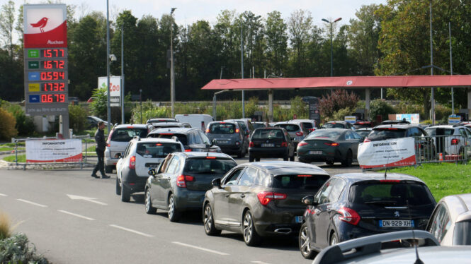 Francia reclutará personal para poner fin al caos provocado por la huelga en las gasolineras