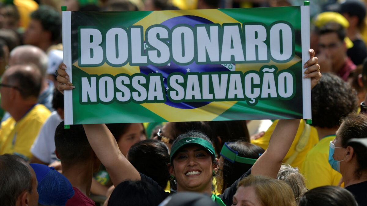 En las elecciones de Brasil, los futbolistas patean con la derecha