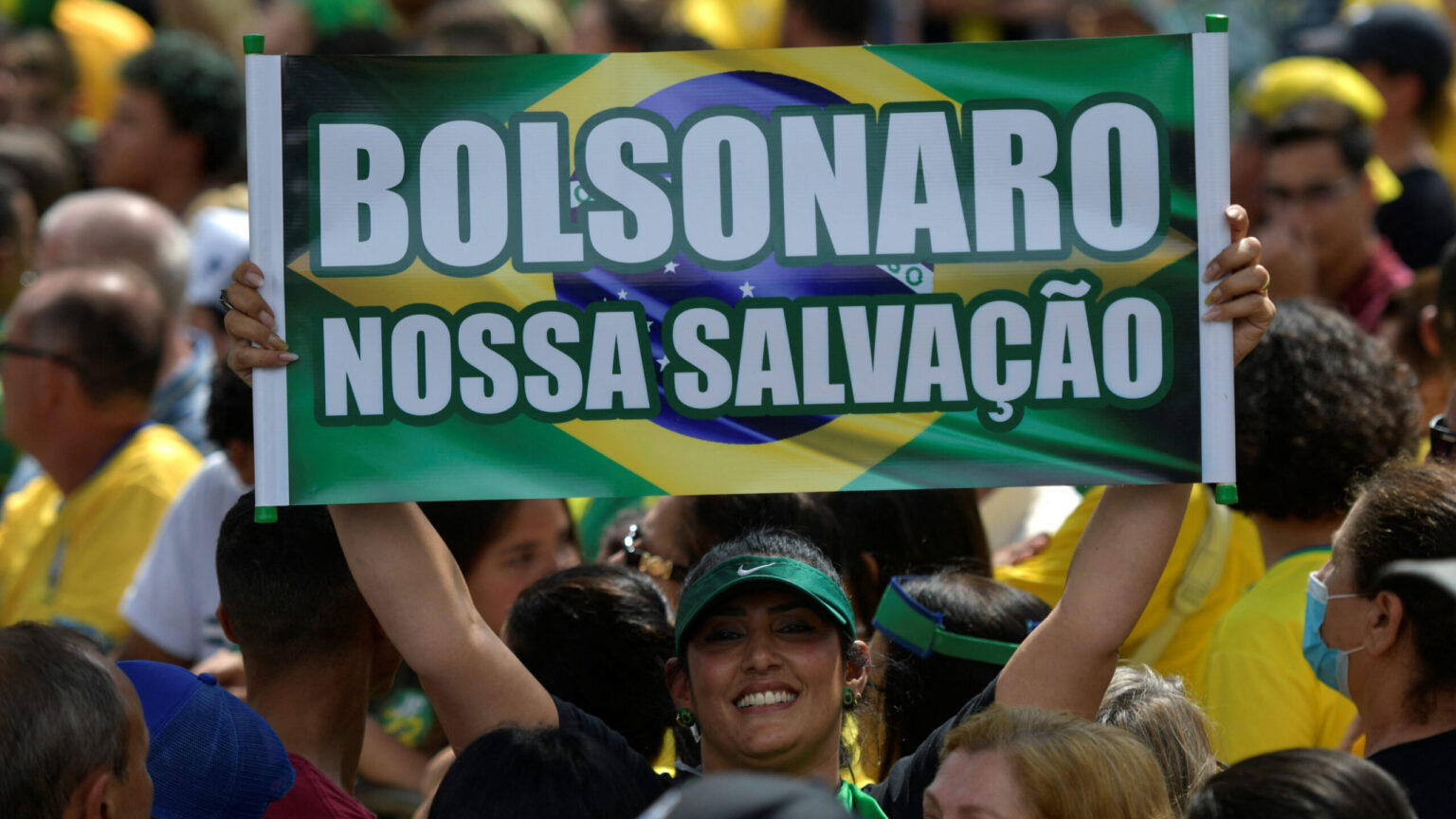 En las elecciones de Brasil, los futbolistas patean con la derecha
