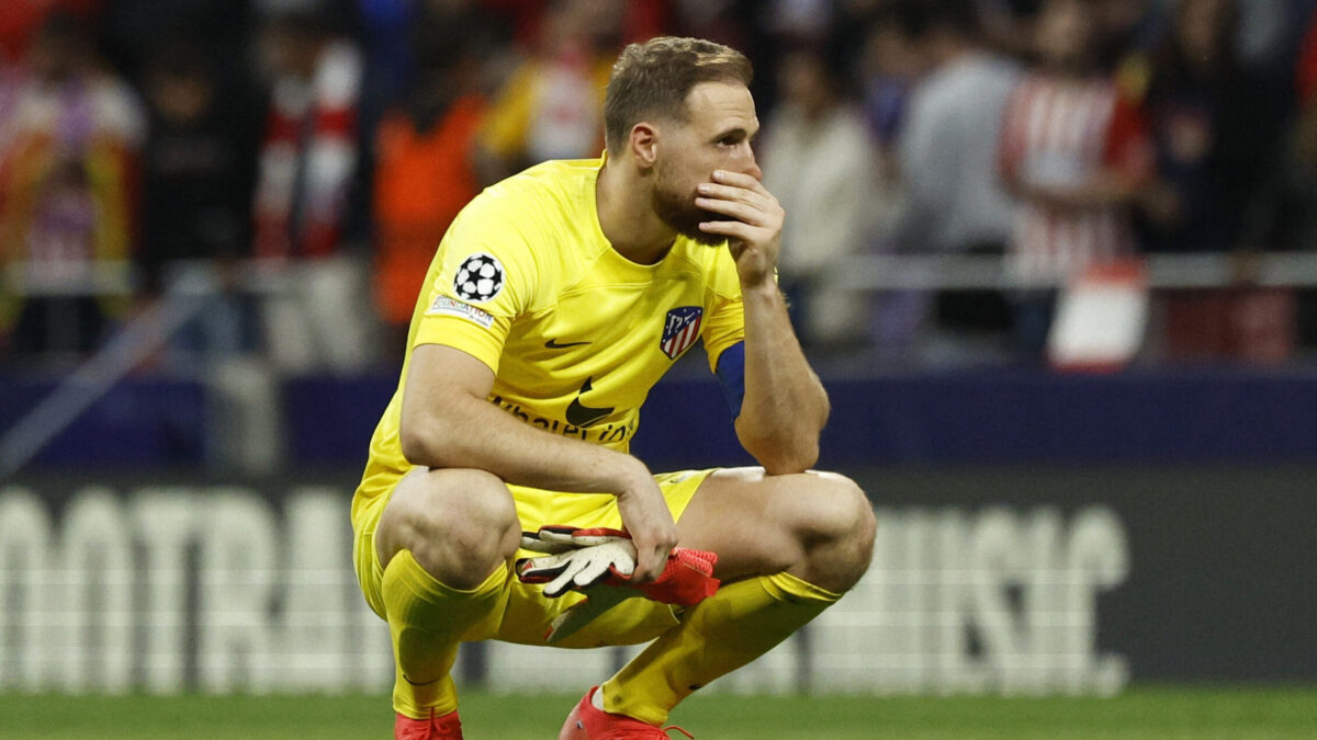 El Atlético cae cruelmente fallando un penalti en el último minuto y jugará la Europa League (2-2)