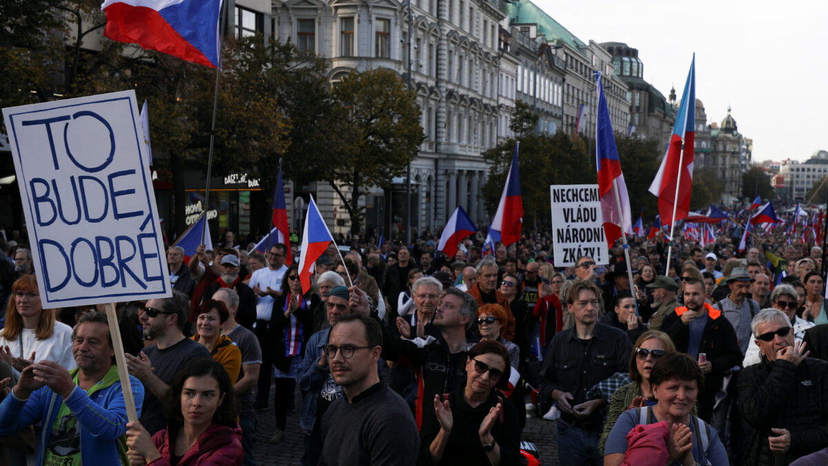 Miles de manifestantes en Praga piden negociar con Rusia sobre el suministro de gas