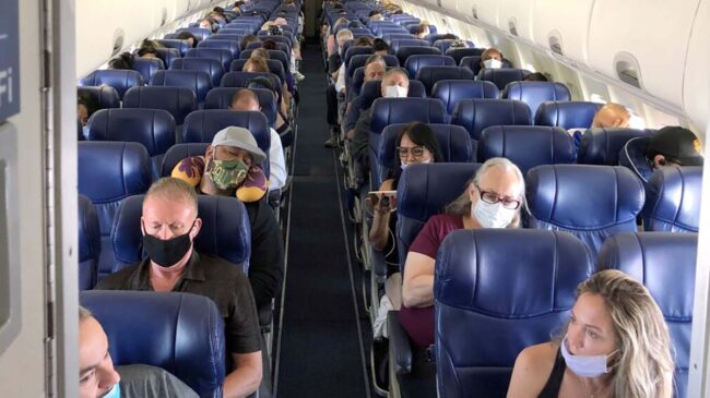 Las aerolíneas denuncian que España sea el único país de la UE que siga exigiendo mascarilla en los aviones