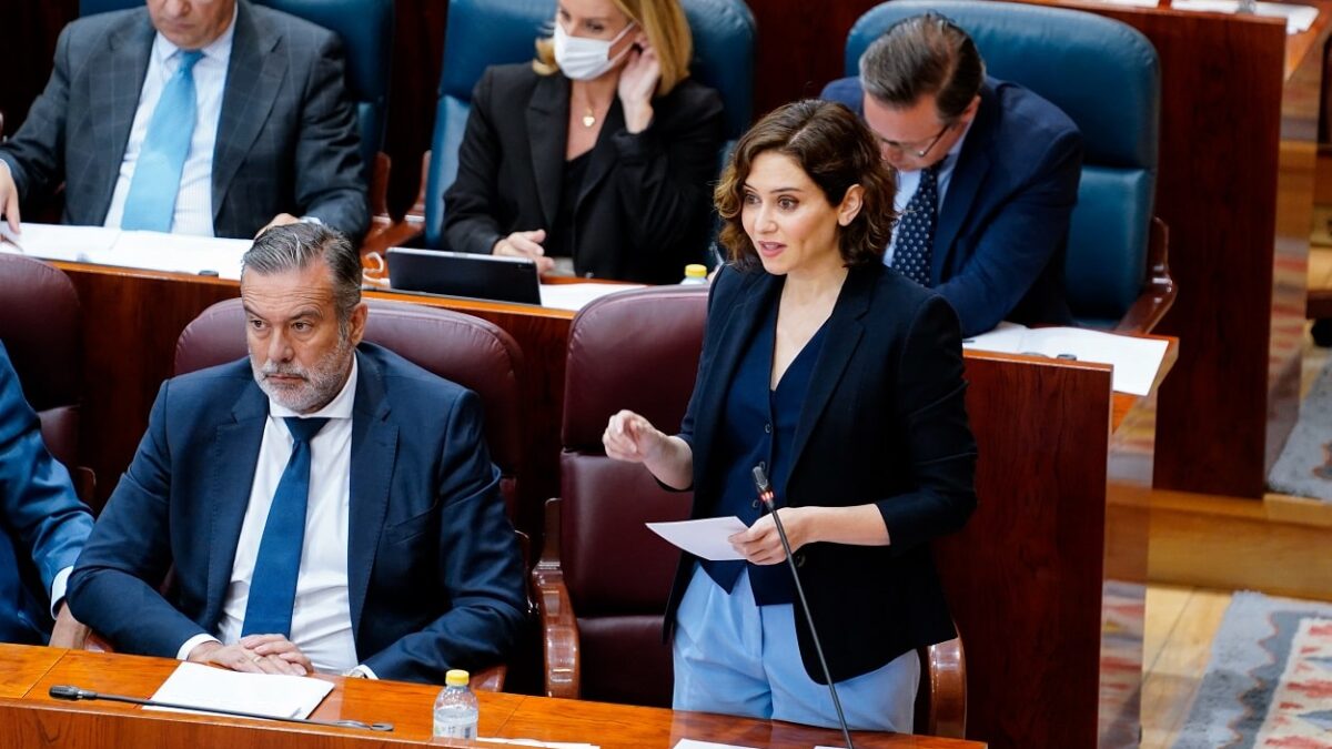 (VÍDEO) Ayuso carga contra Podemos por tener un problema con «los ricos»: «Hable también de ricas y de riques»