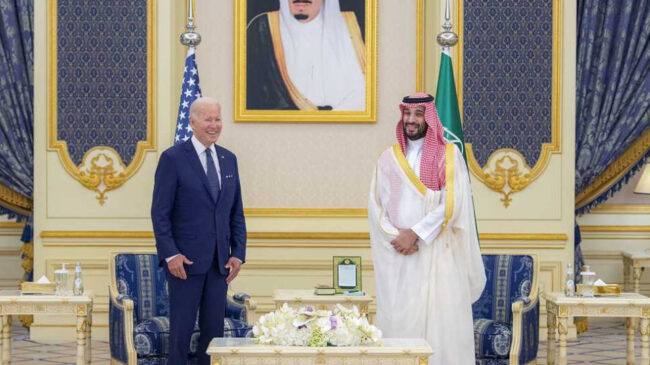 Biden promete ahora "consecuencias" para Arabia Saudí por el recorte en la producción de petróleo y "alinearse" con Rusia