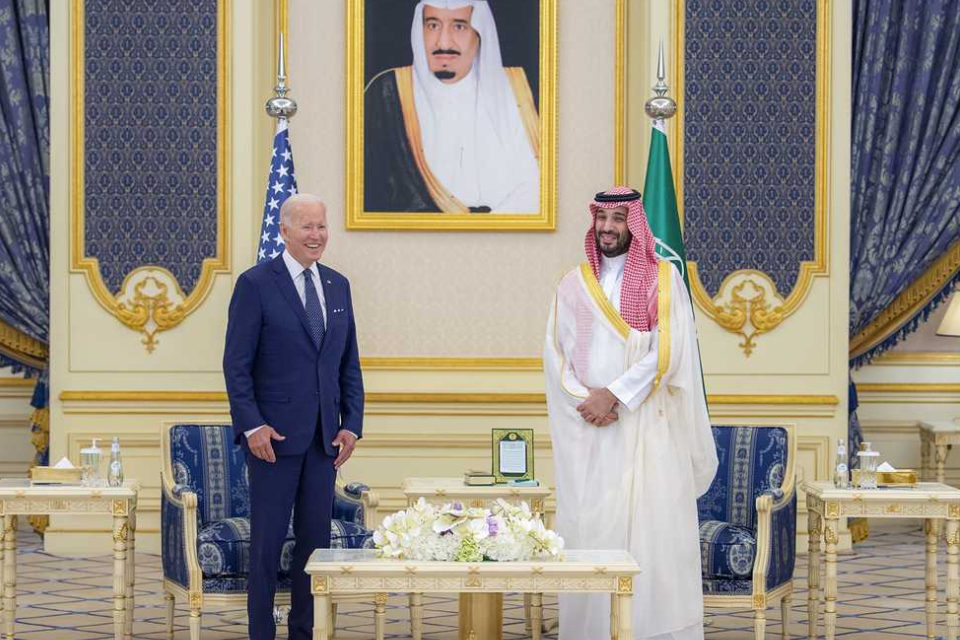 Biden promete ahora «consecuencias» para Arabia Saudí por el recorte en la producción de petróleo y «alinearse» con Rusia