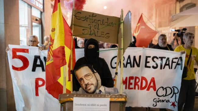 Aniversario 1-O: los CDR queman fotos de Pere Aragonés y denuncian la "traición" de los políticos independentistas