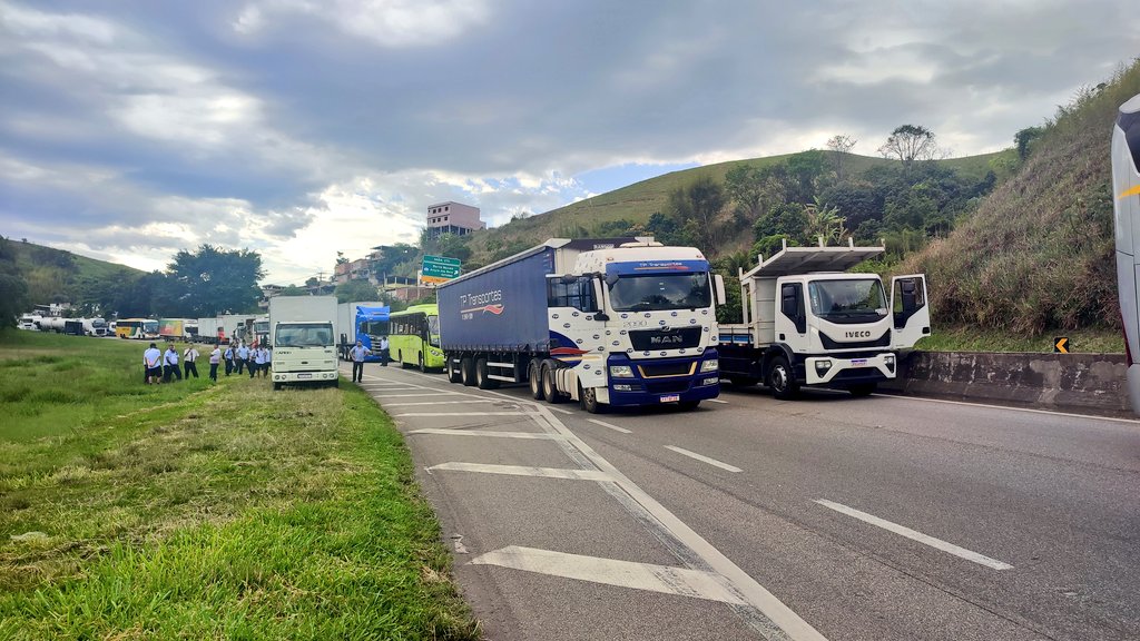 (VÍDEO) Los camioneros bloquean algunas de las principales carreteras de Brasil en protesta por la derrota de Bolsonaro