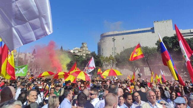 (VÍDEO) Barcelona celebra el 12 de octubre con una multitudinaria manifestación contra Sánchez