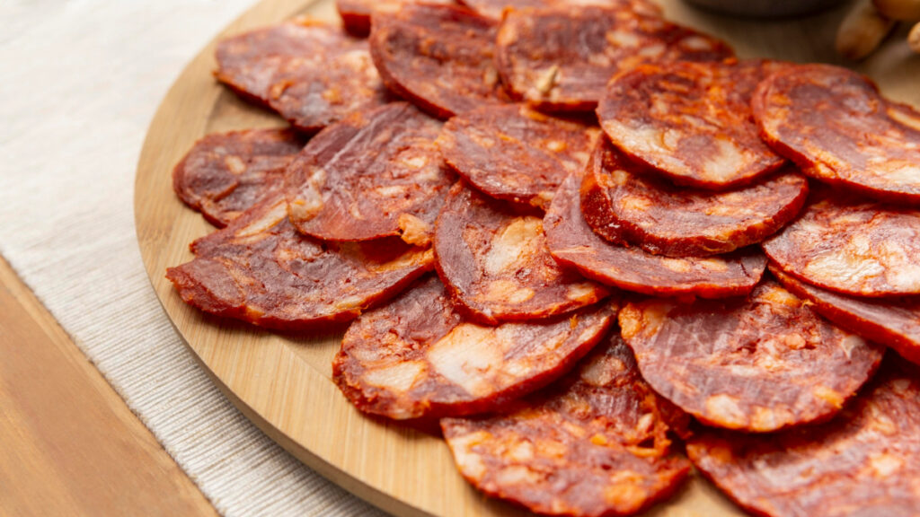 Chorizo, un fiambre típico de España, cortado en rodajas.