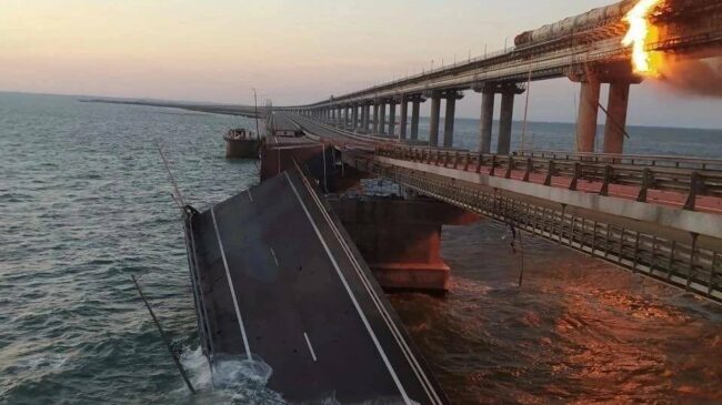 (VÍDEO) La explosión en el puente de Crimea provoca la muerte de tres personas