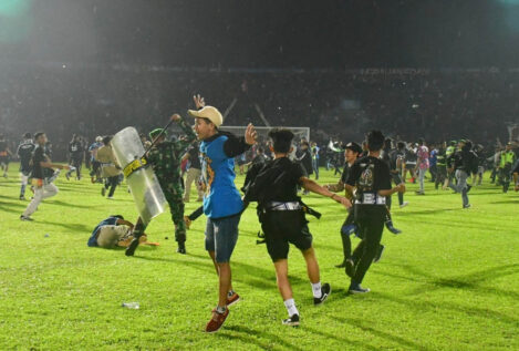 Indonesia cifra en 131 los muertos en la estampida en el estadio de Malang